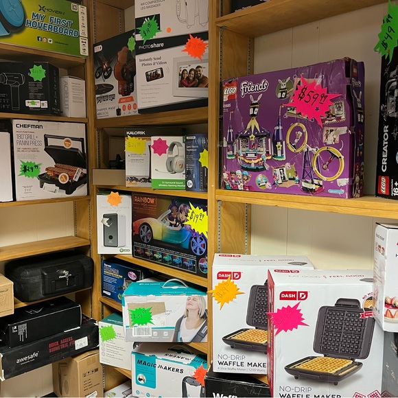 & GRAND OPENING :PALLETS 2
BINS 378 Boston post rd orange ct - Picture 7 of 8